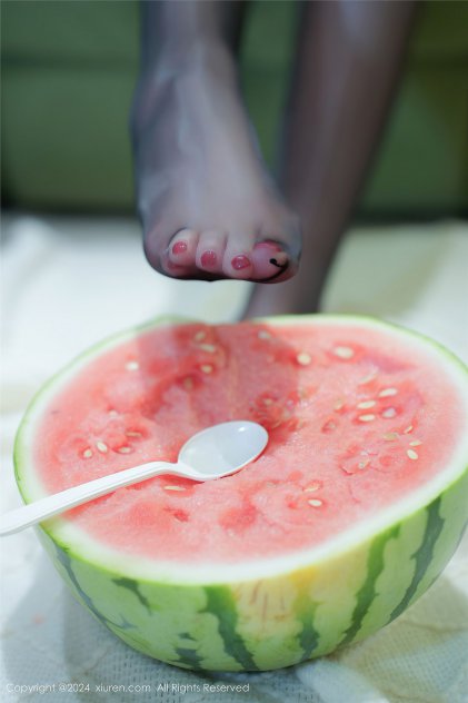 穿着流光抹胸短裙的胸大美女陆萱萱海报